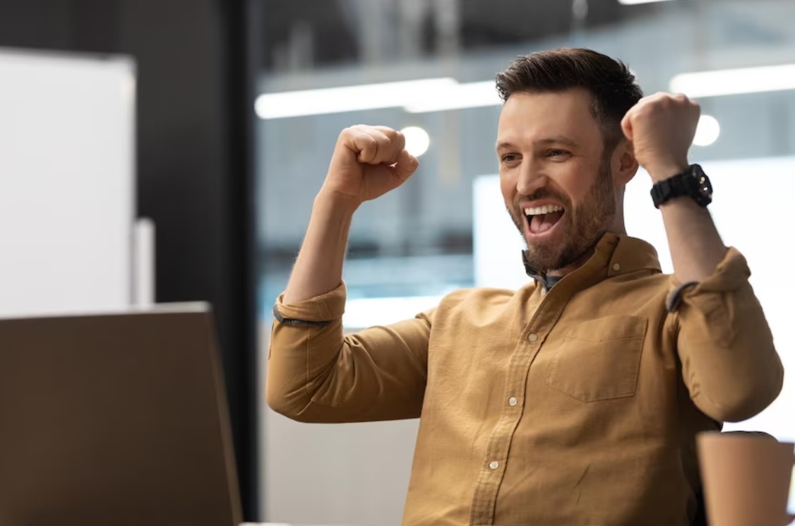 homem feliz por ter descoberto como dobrar seus lucros